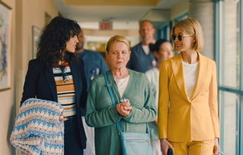 Eu Me Importo: novo filme de humor ácido LGBTQ ganha trailer pela Netflix 